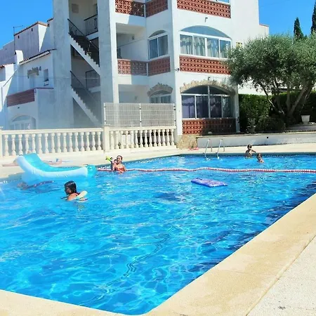 Blue Holidays; Vues & Swiming-pool *